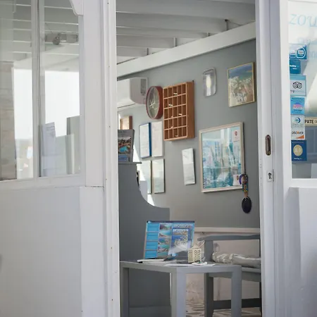 Zoumis アパートホテル ナウサ